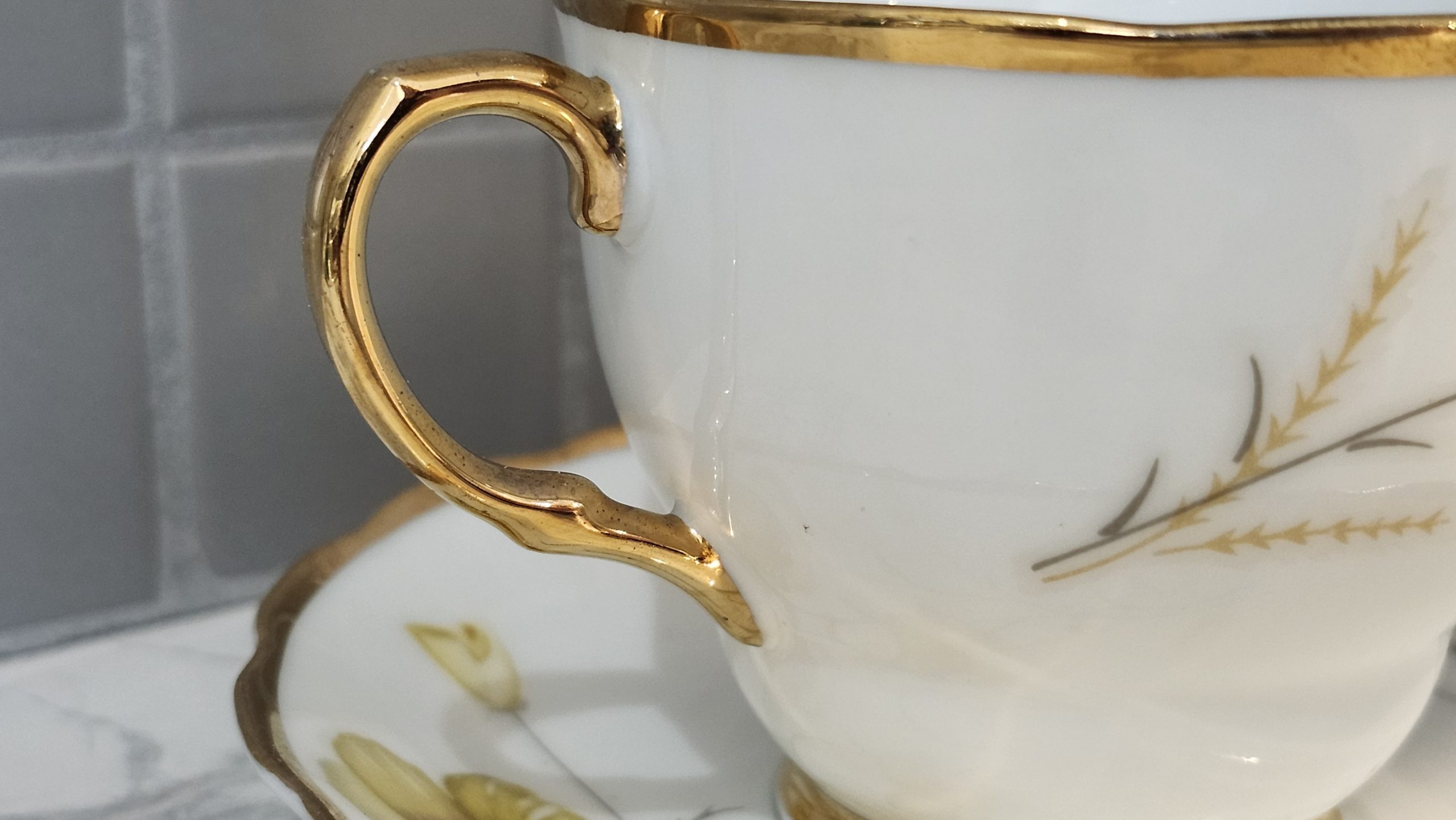 Tasse avec fleurs beiges Anse Les Thés d'Argenteuil