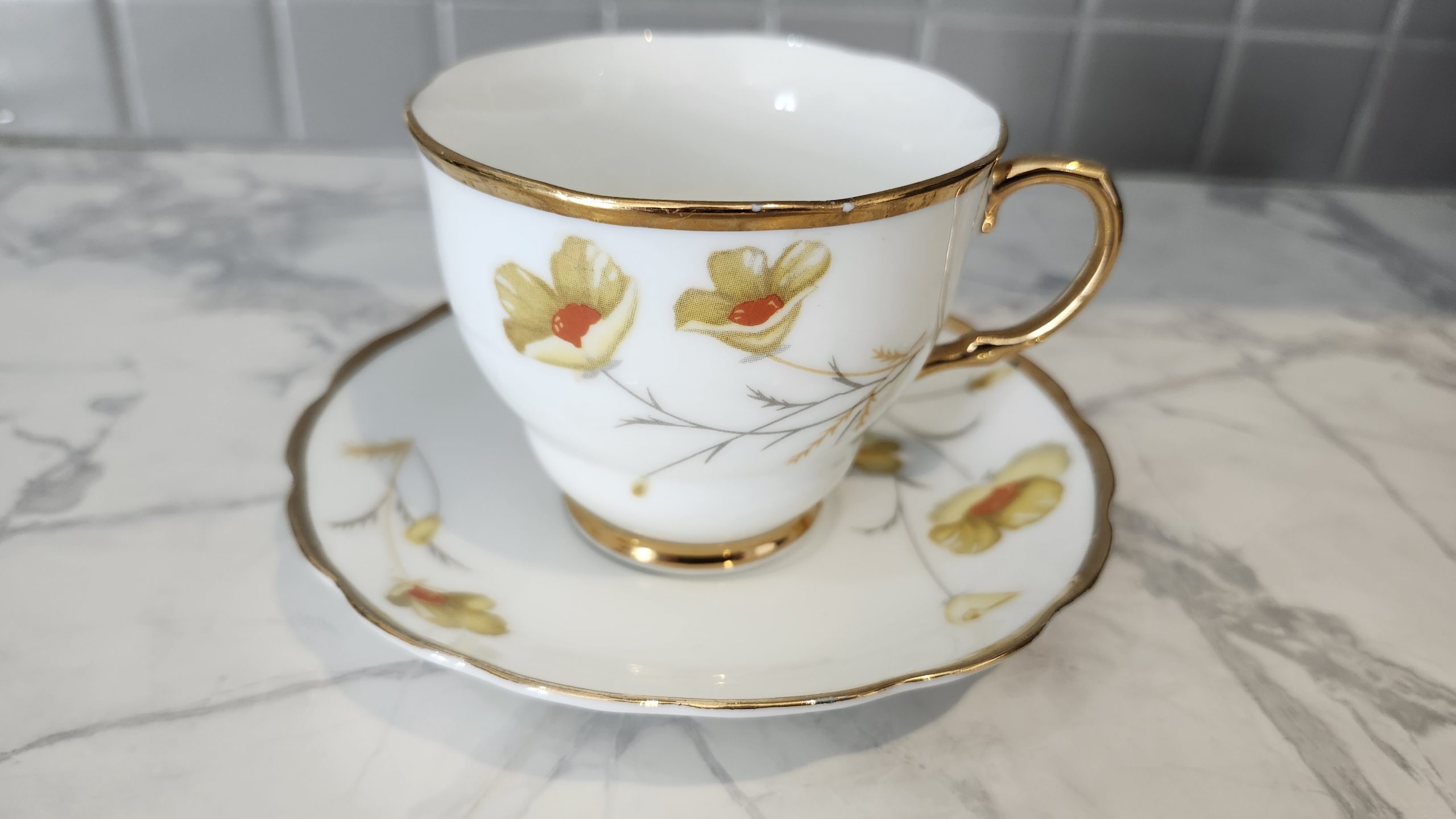 Tasse avec fleurs beiges Les Thé d'Argenteuil