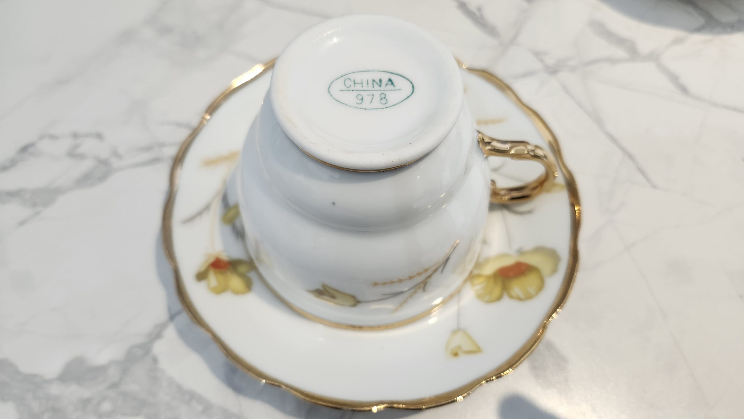Tasse avec fleurs beiges dessous Les Thés d'Argenteuil