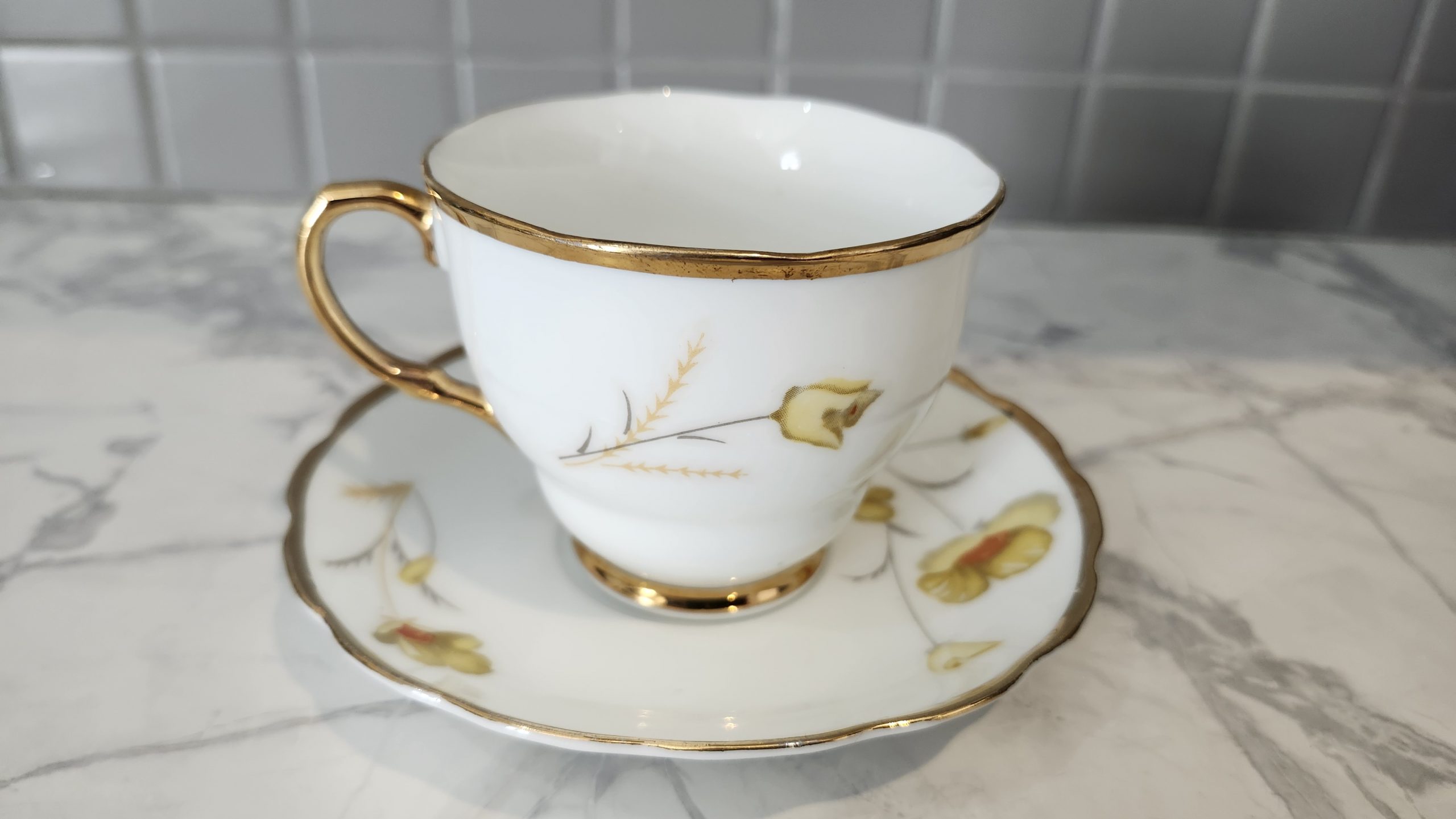 Tasse avec fleurs beiges recto Les Thés d'Argenteuil